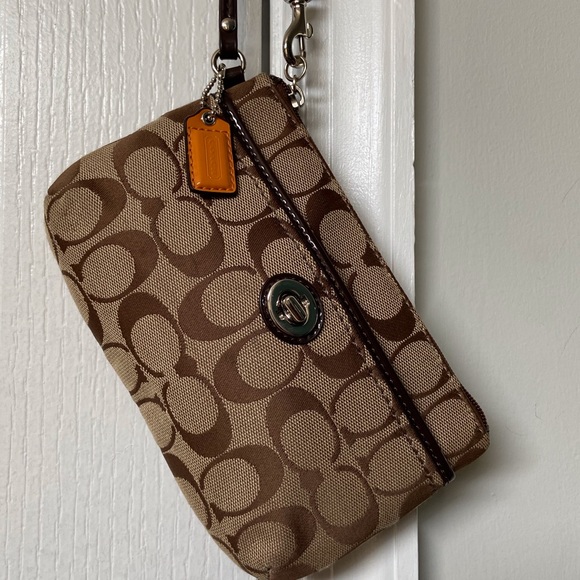 Coach wristlet. - Picture 13 of 16